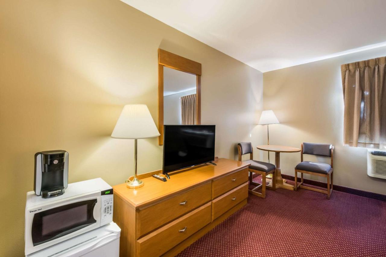 Econo Lodge Rice Lake Экстерьер фото