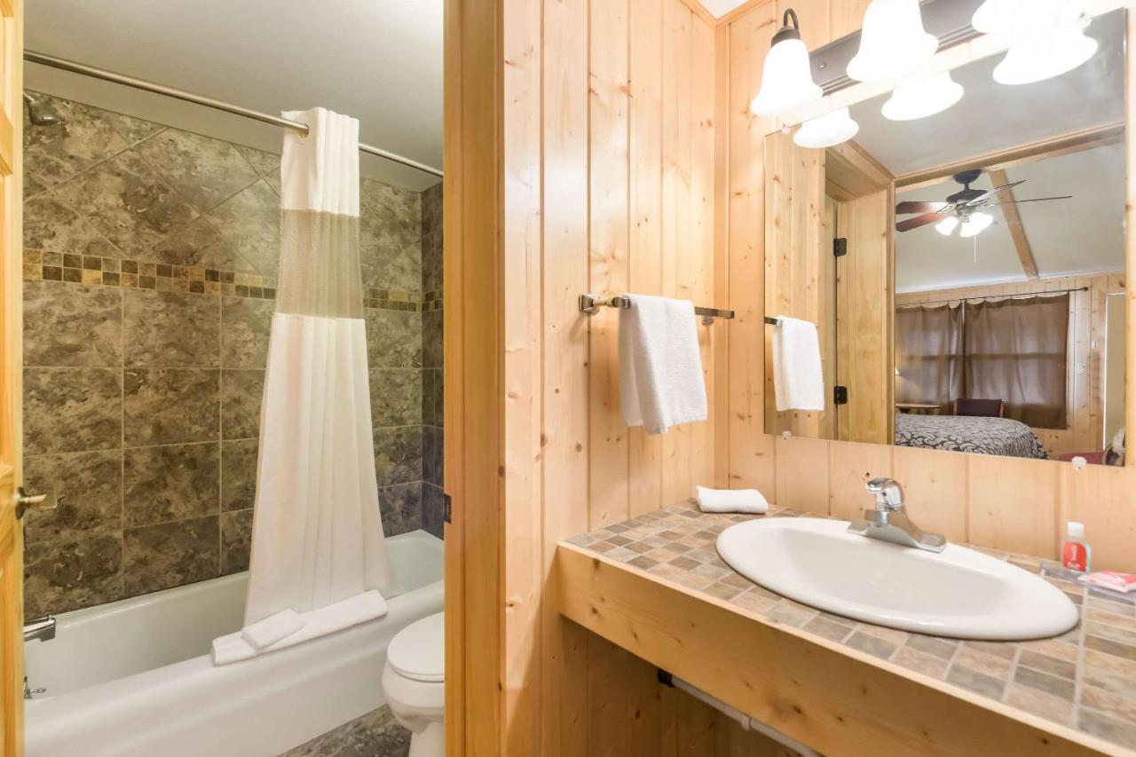 Econo Lodge Rice Lake Экстерьер фото